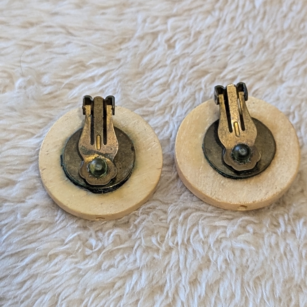 Vintage Bone, Metal And Green Cabachon Stone Button Style Clip Earrings - Picture 4 of 6